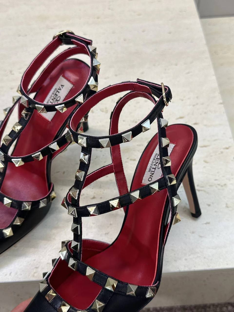 Босоножки Valentino Garavani Rockstud Kidskin Pumps 100mm Premium Black-Red фото 4 Босоножки Valentino Garavani Rockstud Kidskin Pumps 100mm Premium Black-Red - фото 4