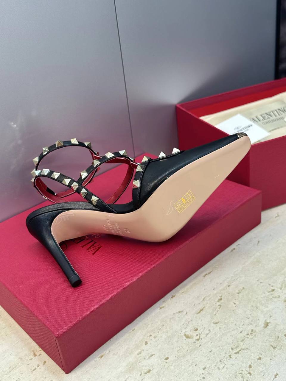Босоножки Valentino Garavani Rockstud Kidskin Pumps 100mm Premium Black-Red фото 5 Босоножки Valentino Garavani Rockstud Kidskin Pumps 100mm Premium Black-Red - фото 5
