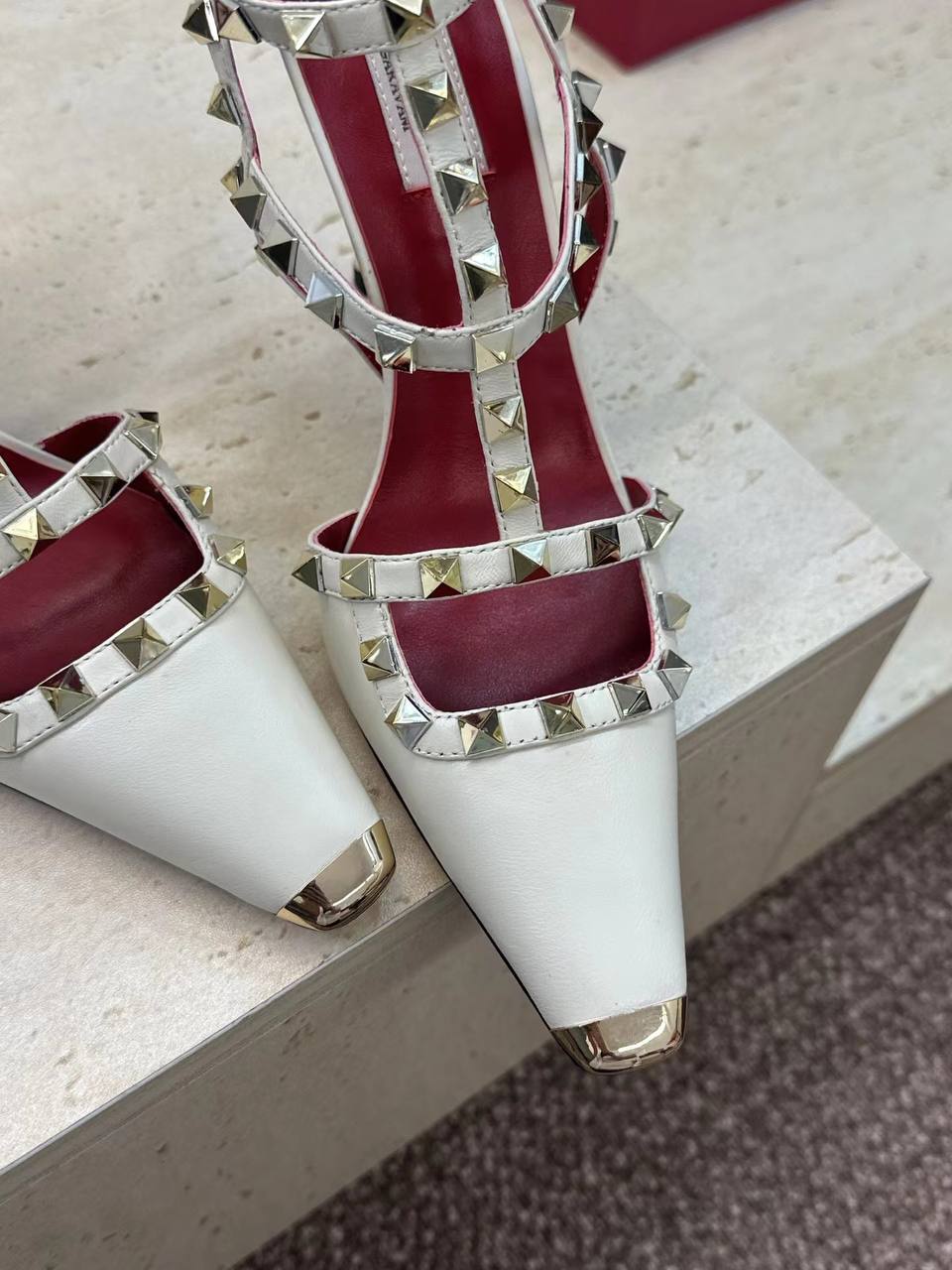 Босоножки Valentino Garavani Rockstud Kidskin Pumps 100mm Premium White-Red фото 3 Босоножки Valentino Garavani Rockstud Kidskin Pumps 100mm Premium White-Red - фото 3