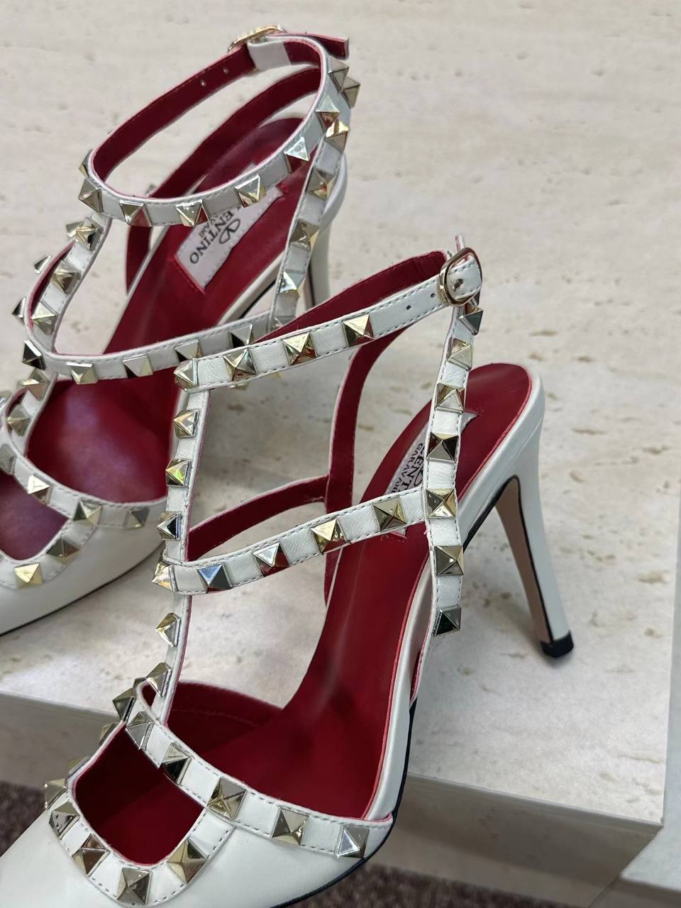 Босоножки Valentino Garavani Rockstud Kidskin Pumps 100mm Premium White-Red фото 4 Босоножки Valentino Garavani Rockstud Kidskin Pumps 100mm Premium White-Red - фото 4