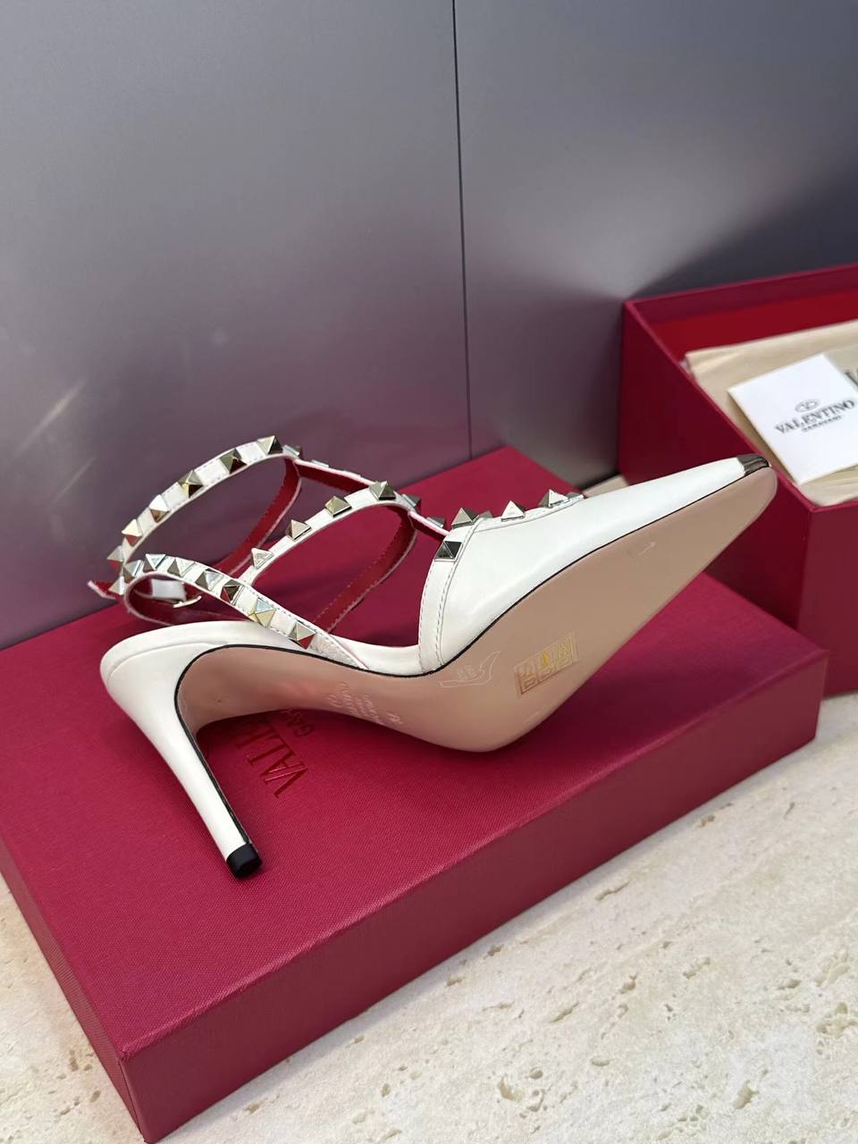 Босоножки Valentino Garavani Rockstud Kidskin Pumps 100mm Premium White-Red фото 5 Босоножки Valentino Garavani Rockstud Kidskin Pumps 100mm Premium White-Red - фото 5