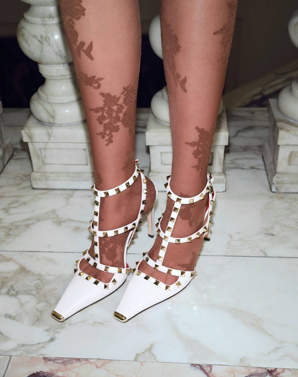Босоножки Valentino Garavani Rockstud Kidskin Pumps 100mm Premium White-Red фото 6 Босоножки Valentino Garavani Rockstud Kidskin Pumps 100mm Premium White-Red - фото 6
