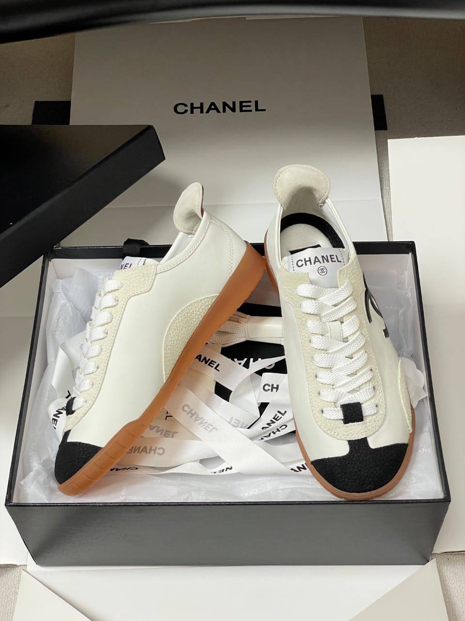 Кроссовки женские Chanel A138145 премиум белые с чёрным фото 2 Кроссовки женские Chanel A138145 премиум белые с чёрным - фото 2