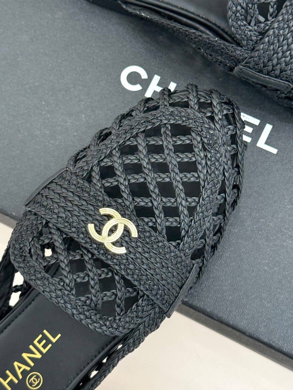 Мюли женские Chanel из рафии A138100 премиум черные фото 3 Мюли женские Chanel из рафии A138100 премиум черные - фото 3