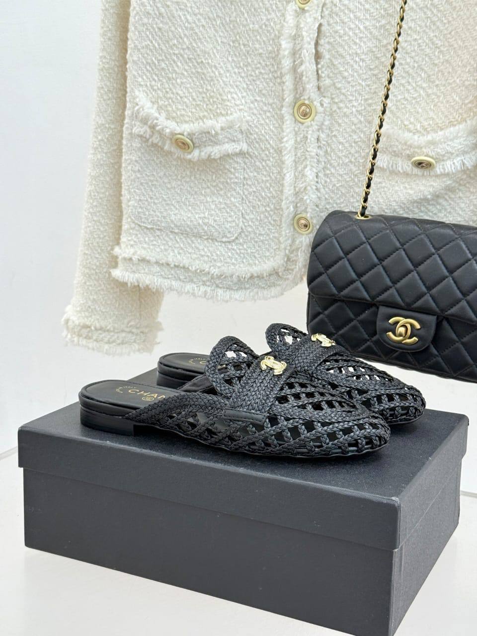 Мюли женские Chanel из рафии A138100 премиум черные фото 2 Мюли женские Chanel из рафии A138100 премиум черные - фото 2