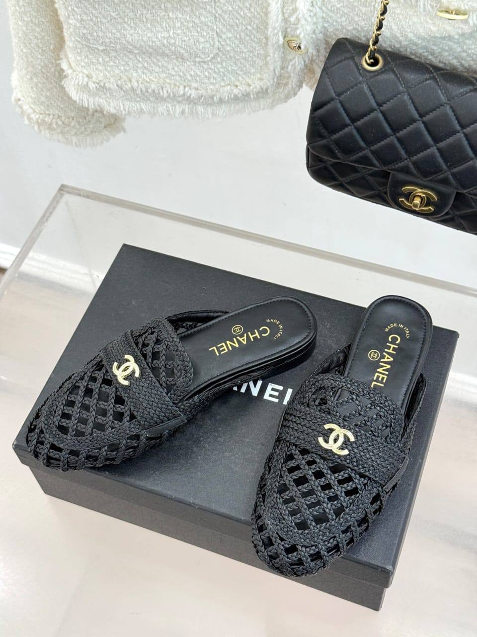 Мюли женские Chanel из рафии A138100 премиум черные фото 1 Мюли женские Chanel из рафии A138100 премиум черные - фото 1