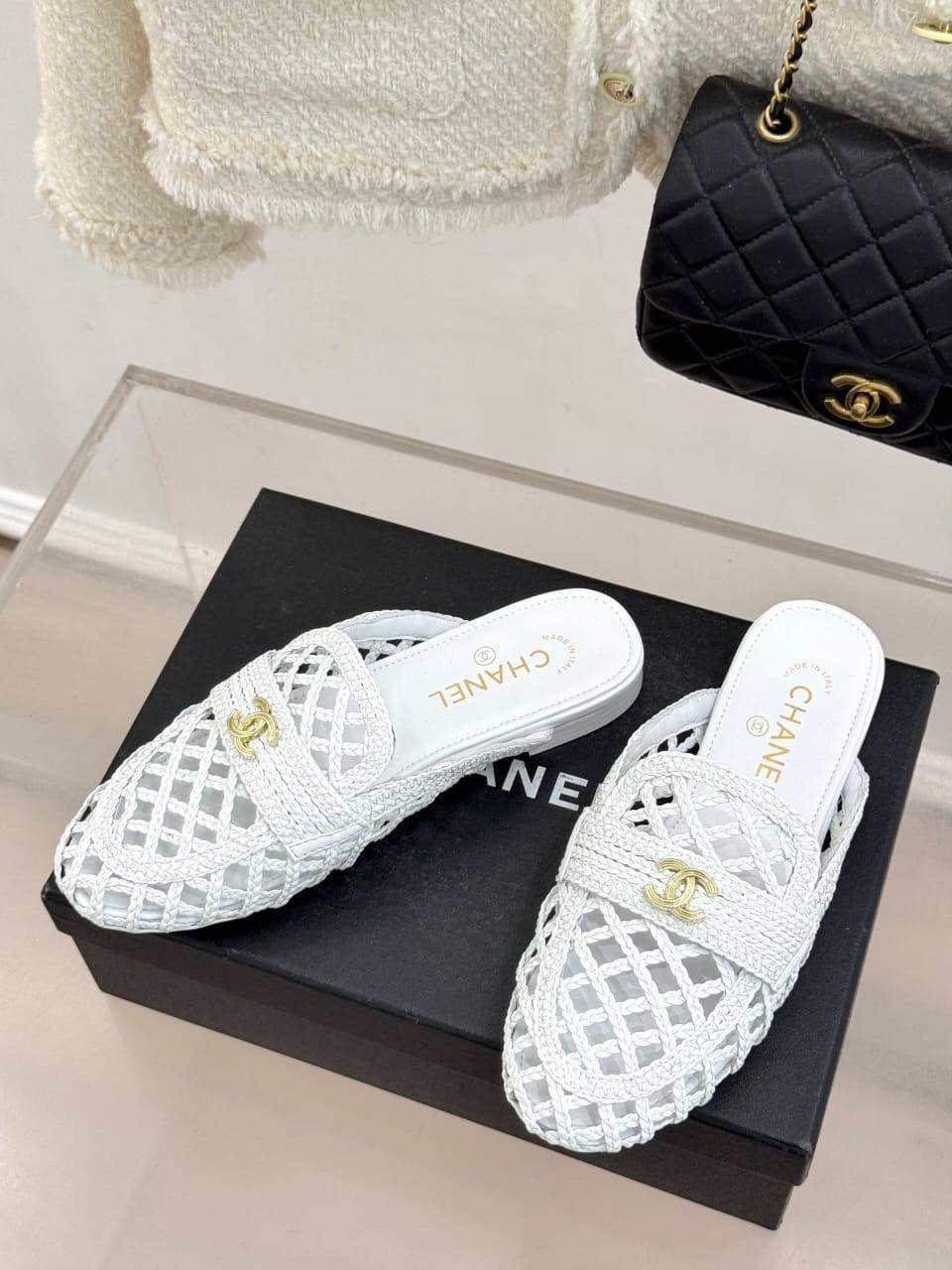 Мюли женские Chanel из рафии A138119 премиум белые фото 1 Мюли женские Chanel из рафии A138119 премиум белые - фото 1