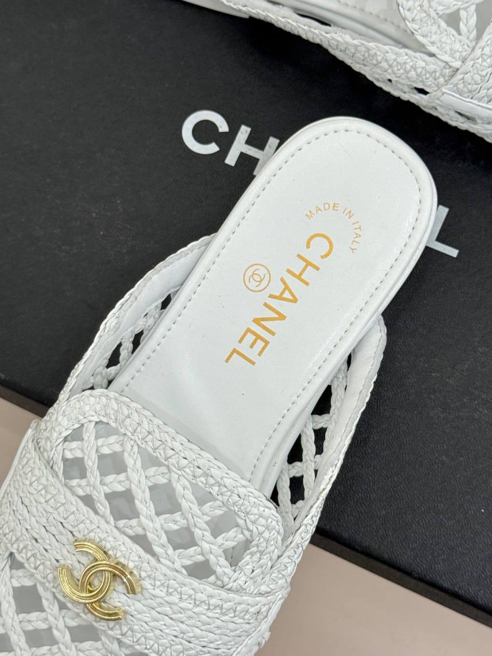 Мюли женские Chanel из рафии A138119 премиум белые фото 3 Мюли женские Chanel из рафии A138119 премиум белые - фото 3