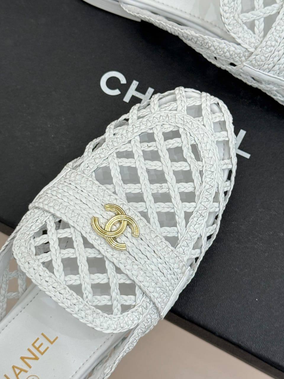 Мюли женские Chanel из рафии A138119 премиум белые фото 5 Мюли женские Chanel из рафии A138119 премиум белые - фото 5