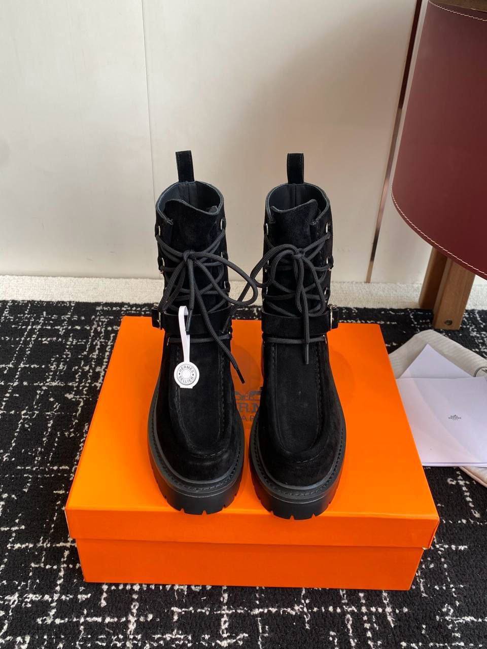 Ботильоны Hermes Land Ankle Boot H252258Z Premium Suede Calfskin Black фото 4 Ботильоны Hermes Land Ankle Boot H252258Z Premium Suede Calfskin Black - фото 4