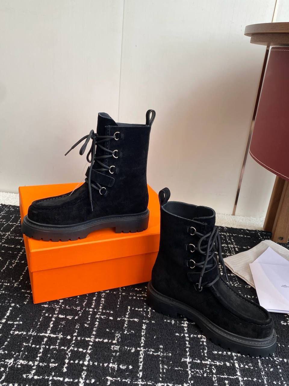 Ботильоны Hermes Land Ankle Boot H252258Z Premium Suede Calfskin Black фото 3 Ботильоны Hermes Land Ankle Boot H252258Z Premium Suede Calfskin Black - фото 3