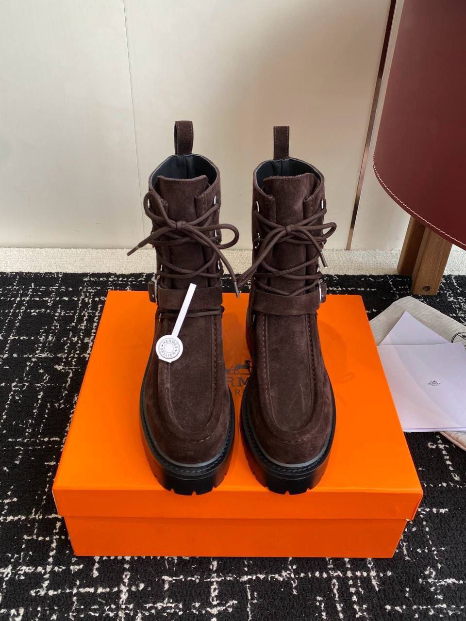 Ботильоны Hermes Land Ankle Boot H252258Z Premium Suede Calfskin Brown фото 4 Ботильоны Hermes Land Ankle Boot H252258Z Premium Suede Calfskin Brown - фото 4