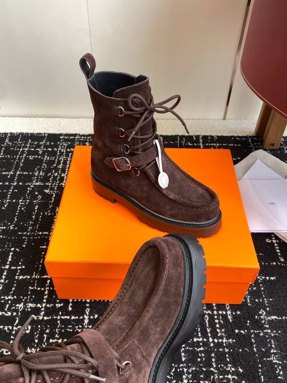 Ботильоны Hermes Land Ankle Boot H252258Z Premium Suede Calfskin Brown фото 5 Ботильоны Hermes Land Ankle Boot H252258Z Premium Suede Calfskin Brown - фото 5