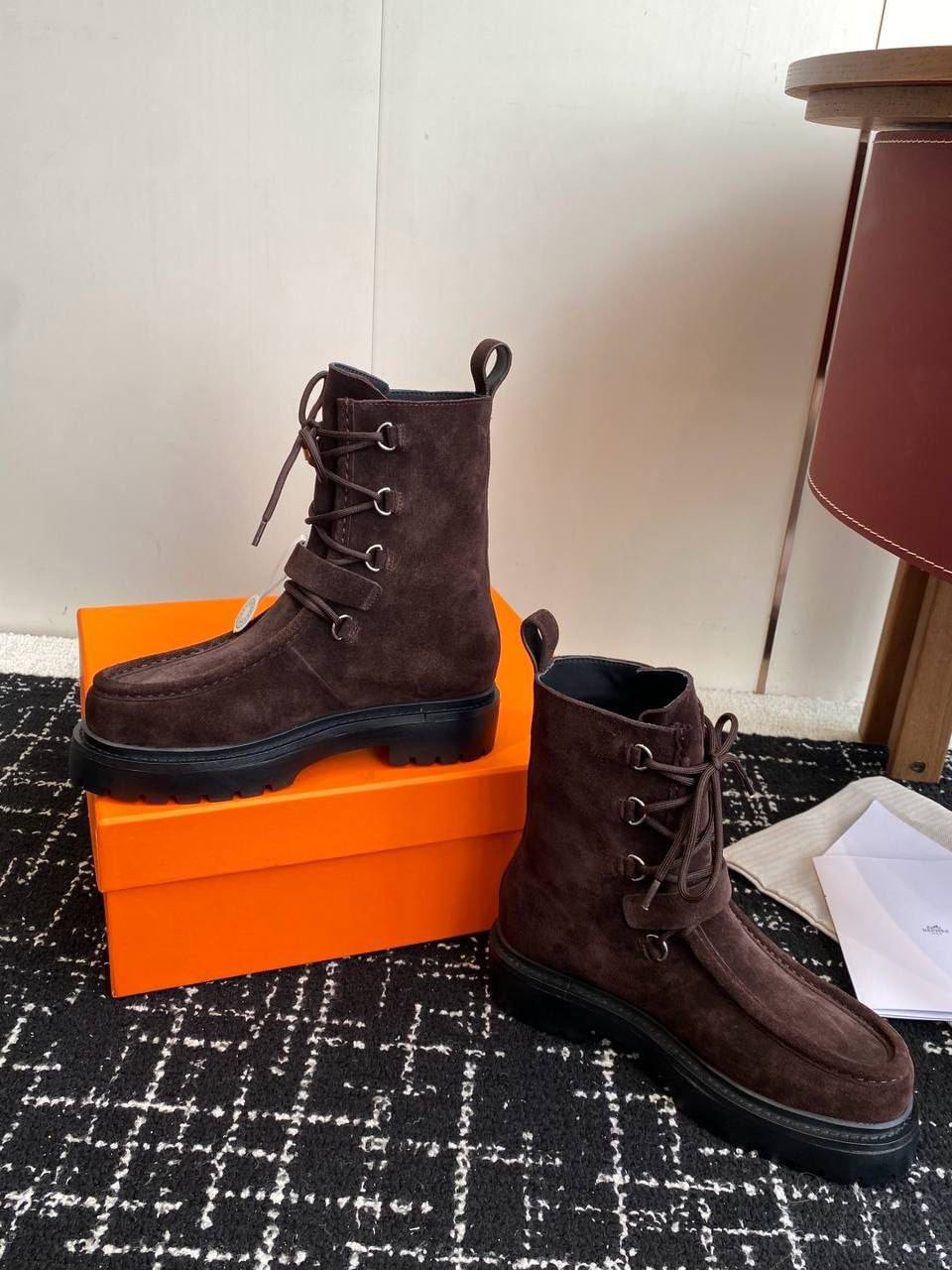 Ботильоны Hermes Land Ankle Boot H252258Z Premium Suede Calfskin Brown фото 2 Ботильоны Hermes Land Ankle Boot H252258Z Premium Suede Calfskin Brown - фото 2