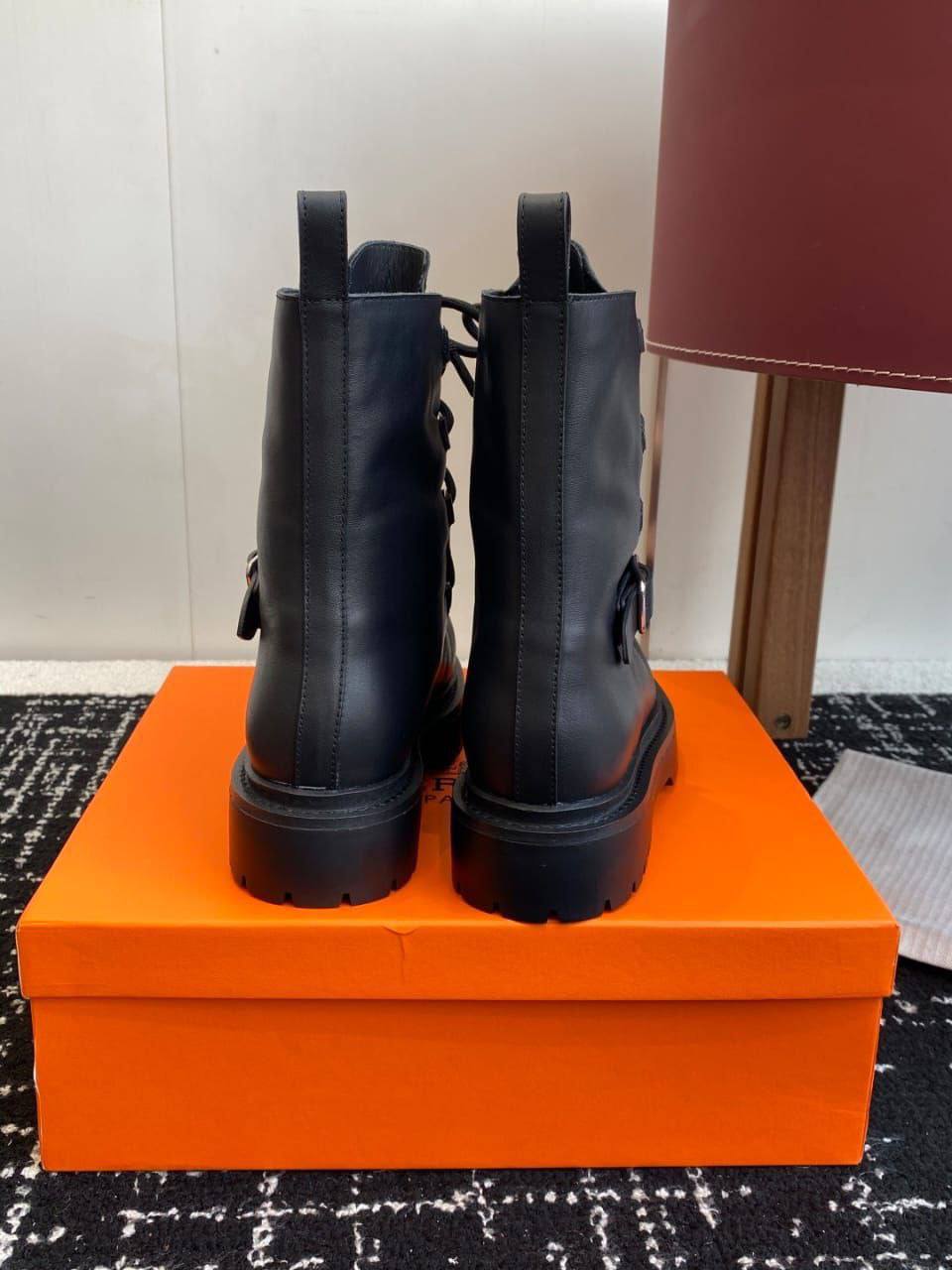 Ботильоны Hermes Land Ankle Boot H252258Z Premium Calfskin Black фото 5 Ботильоны Hermes Land Ankle Boot H252258Z Premium Calfskin Black - фото 5