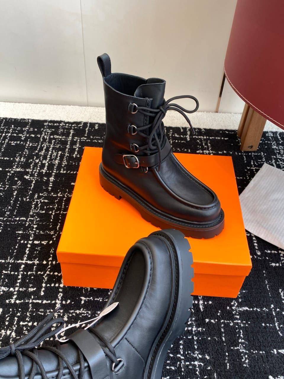 Ботильоны Hermes Land Ankle Boot H252258Z Premium Calfskin Black фото 2 Ботильоны Hermes Land Ankle Boot H252258Z Premium Calfskin Black - фото 2