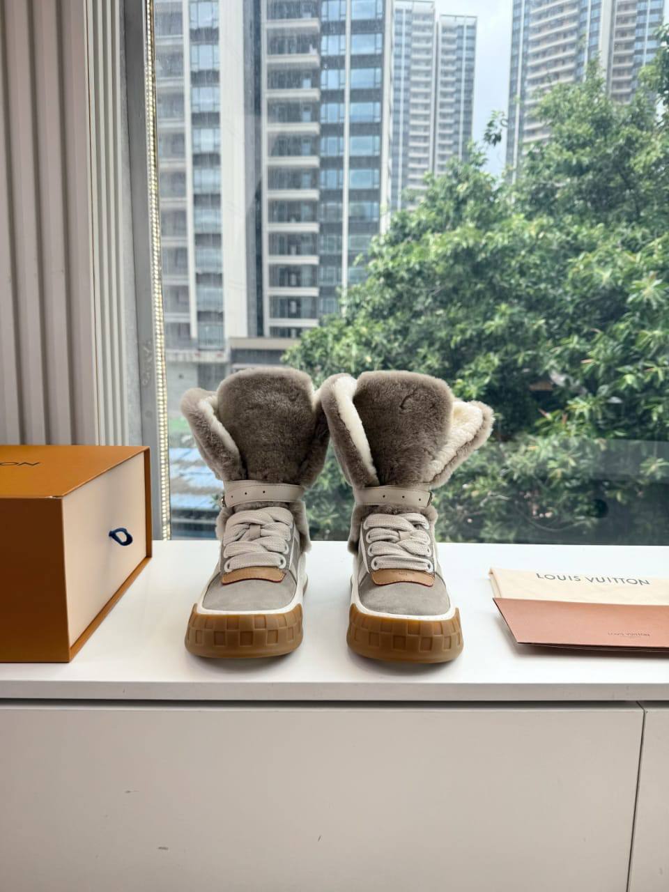 Louis Vuitton Lace-Up Ankle Boot Sneaker 1AIV0255 Premium Beige фото 2 Louis Vuitton Lace-Up Ankle Boot Sneaker 1AIV0255 Premium Beige - фото 2