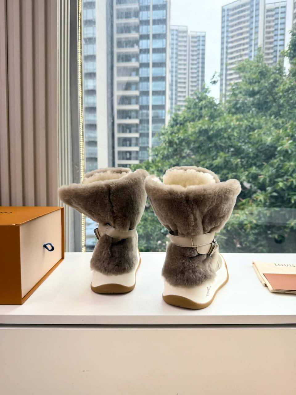 Louis Vuitton Lace-Up Ankle Boot Sneaker 1AIV0255 Premium Beige фото 3 Louis Vuitton Lace-Up Ankle Boot Sneaker 1AIV0255 Premium Beige - фото 3