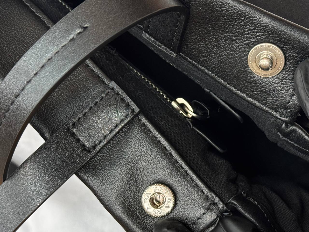 Сумка Prada Route Bag 30/20 см чёрная фото 5 Сумка Prada Route Bag 30/20 см чёрная - фото 5