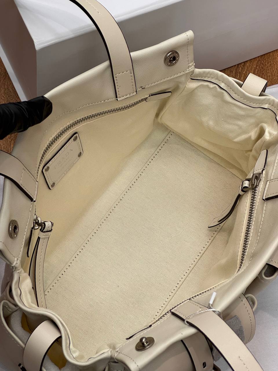 Сумка Prada Route Bag 30/20 см белая фото 4 Сумка Prada Route Bag 30/20 см белая - фото 4