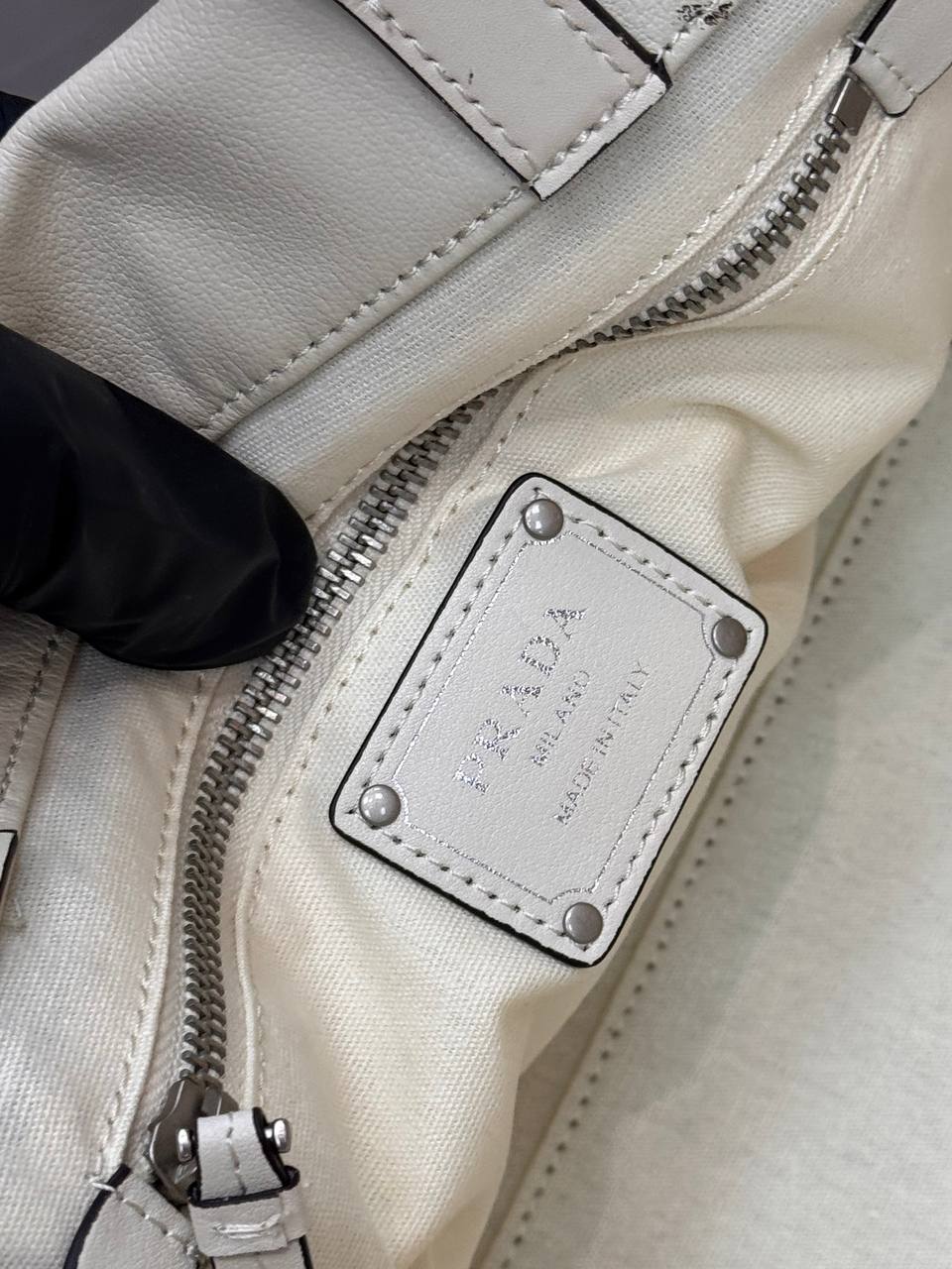 Сумка Prada Route Bag 30/20 см белая фото 5 Сумка Prada Route Bag 30/20 см белая - фото 5