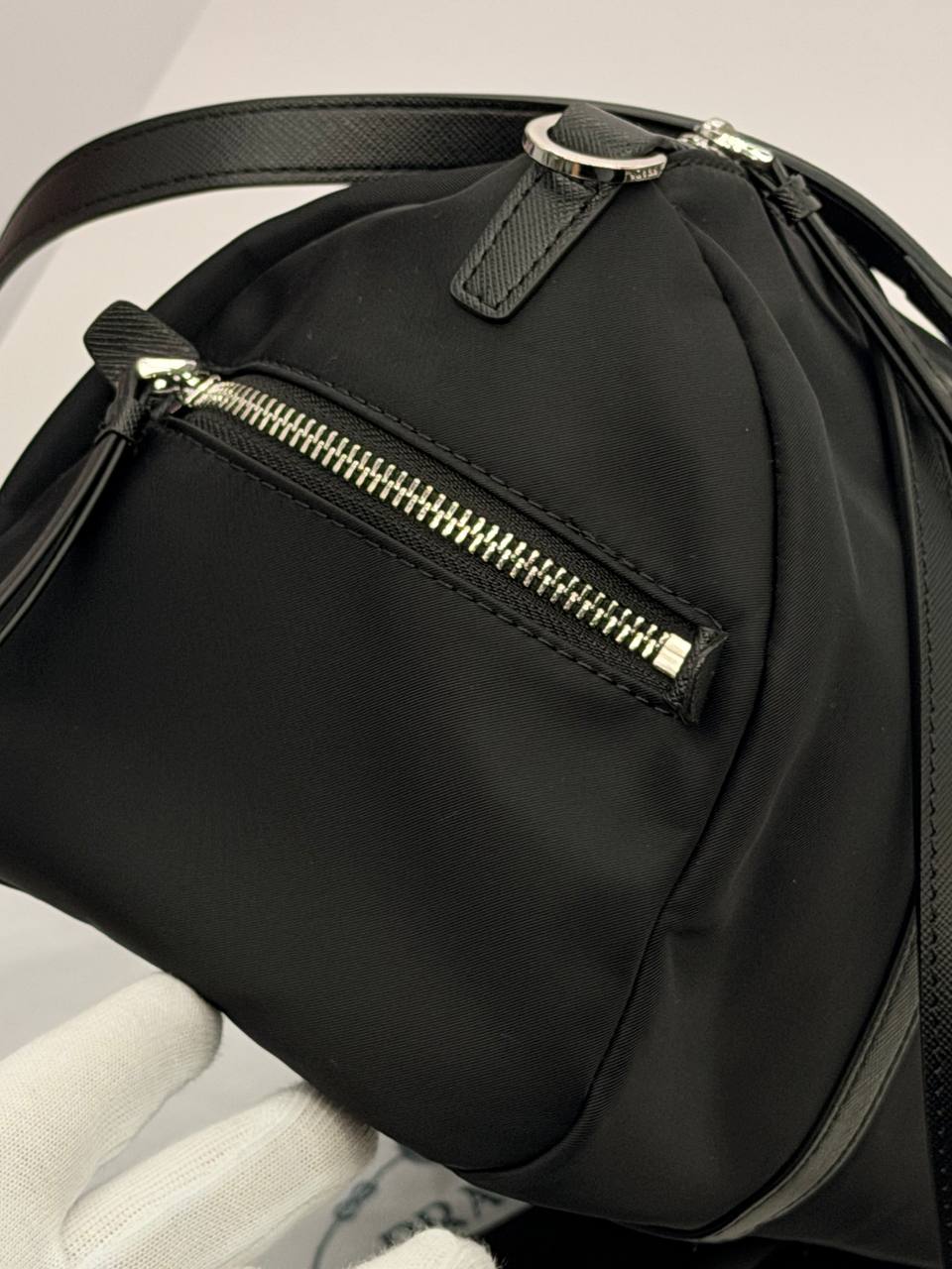 Сумка Prada Re-Edition 2005 Re-Nylon 32/16 sm Black фото 4 Сумка Prada Re-Edition 2005 Re-Nylon 32/16 sm Black - фото 4