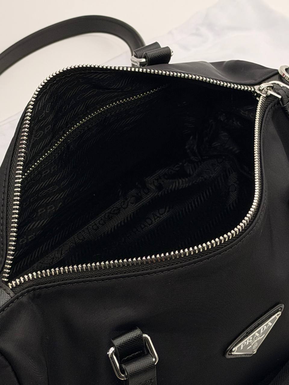 Сумка Prada Re-Edition 2005 Re-Nylon 32/16 sm Black фото 7 Сумка Prada Re-Edition 2005 Re-Nylon 32/16 sm Black - фото 7